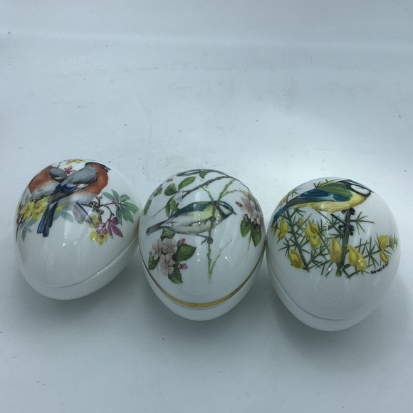 Three English Bone China Egg - Shaped Trinket Boxes with Bird Design - Picture 1 of 9